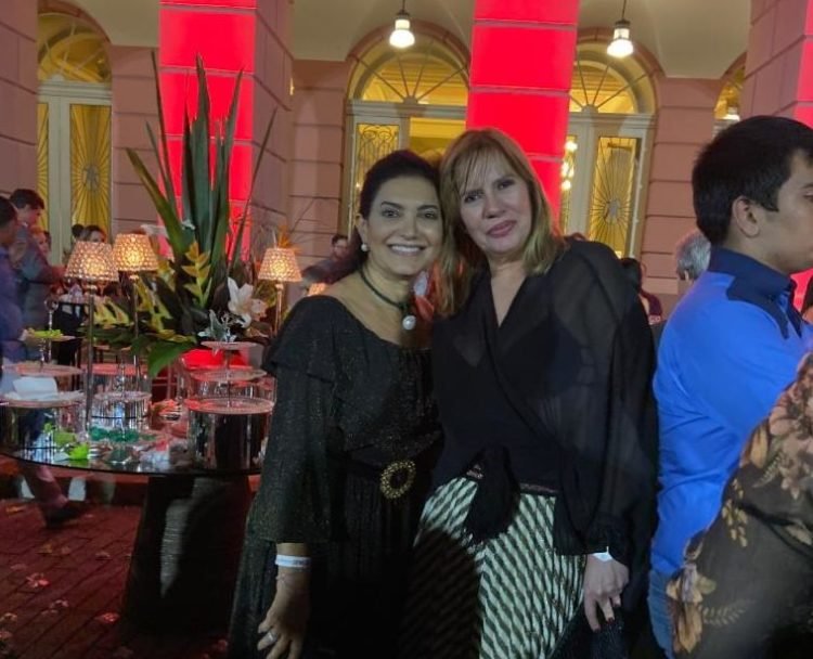 Perla Assayag e Olenka Chauvin em evento nos jardins do Teatro Amazonas