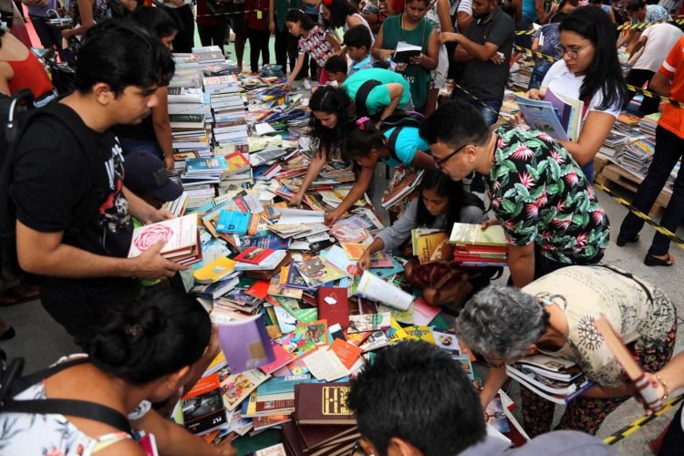 Grupo escoteiro doa 2,5 mil livros para feira