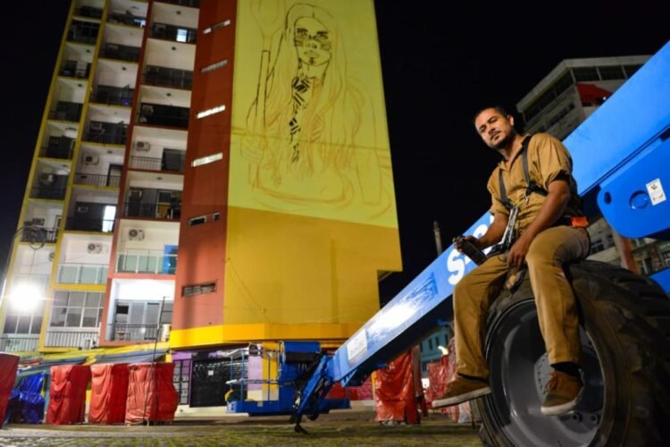 Artista urbano ‘grafita’ o antigo Hotel Amazonas