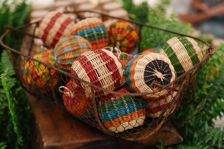 Pendentes natalinos com artesanato amazônico