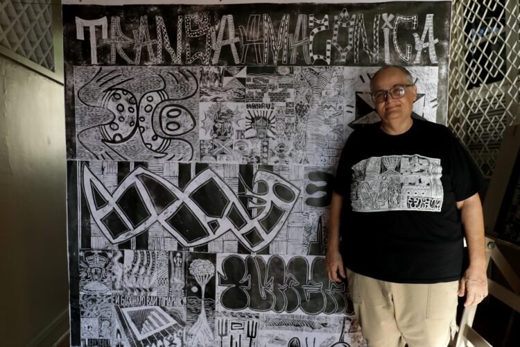 Turenko Beça junto a obra que participa da mostra Xilograffiti no Sesc São Paulo (Foto: Michael Dantas)