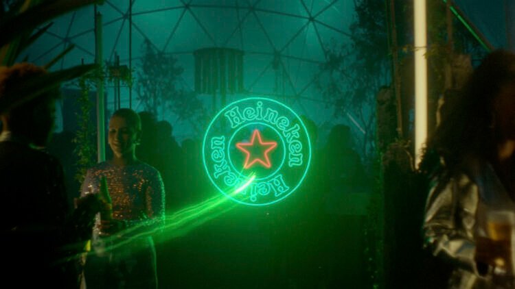 Miley Cyrus embala nova campanha da Heineken