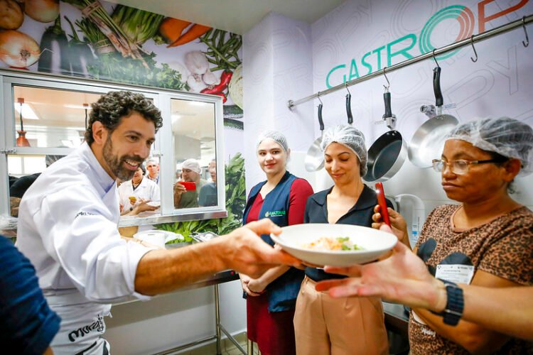 Chef Rodrigo Oliveira em ação em hospital de Manaus
