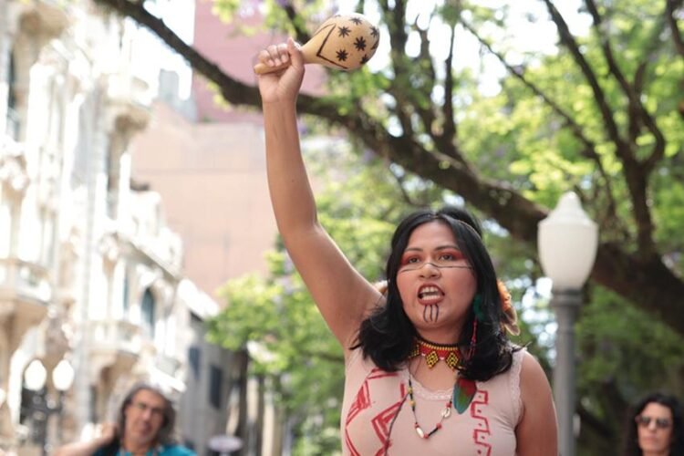Artista indígena em festival de Porto Alegre