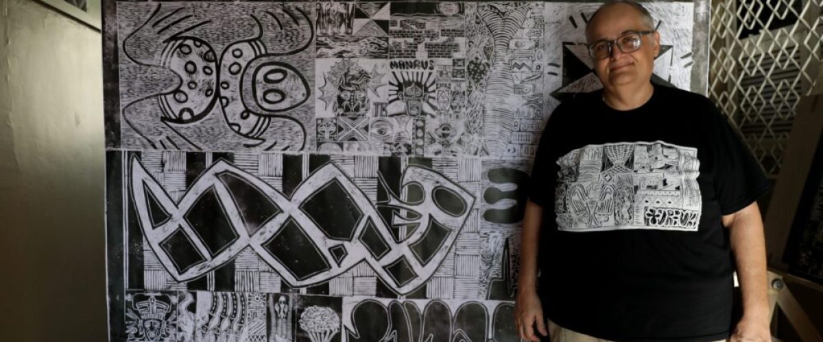 Turenko Beça junto a obra que participa da mostra Xilograffiti no Sesc São Paulo (Foto: Michael Dantas)