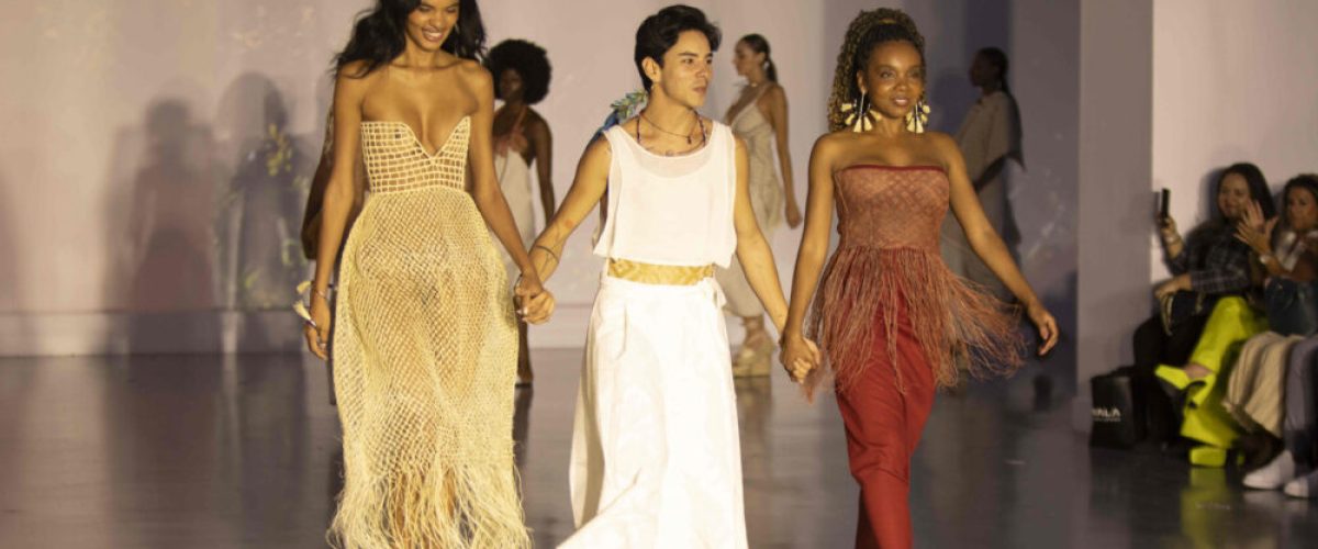 Ao centro, o estilista Maurício Duarte_Créditos - Steve Gursey