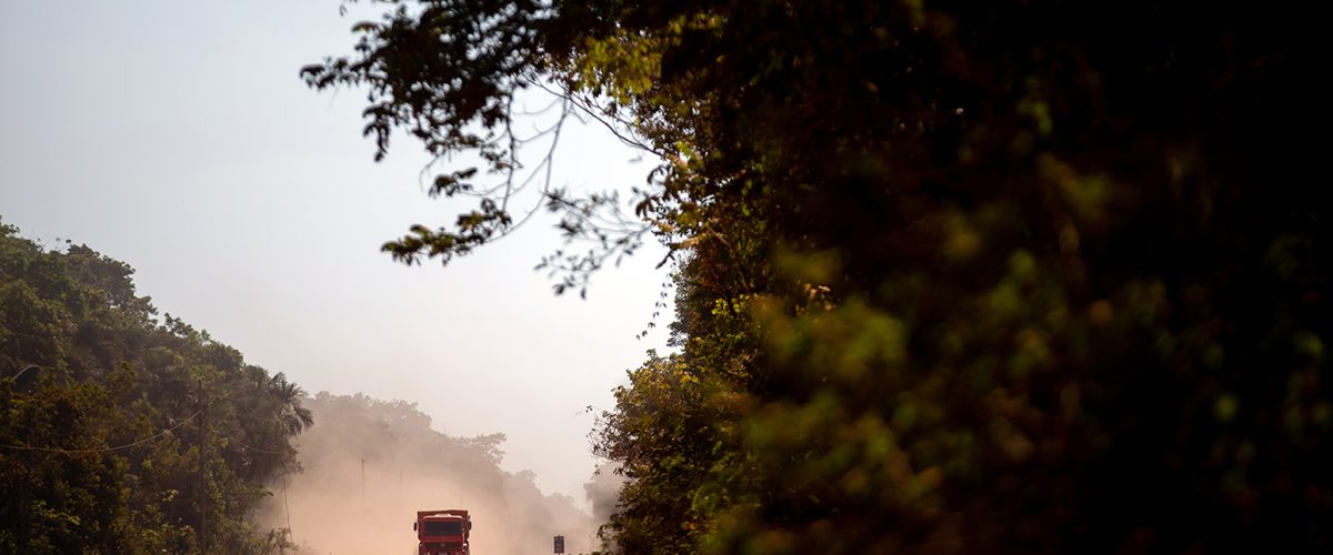 Caminhão trafegando no Km 272 da BR-319 próximo  comunidade Igapó-Açu, no Amazonas. Foto: Michael Dantas